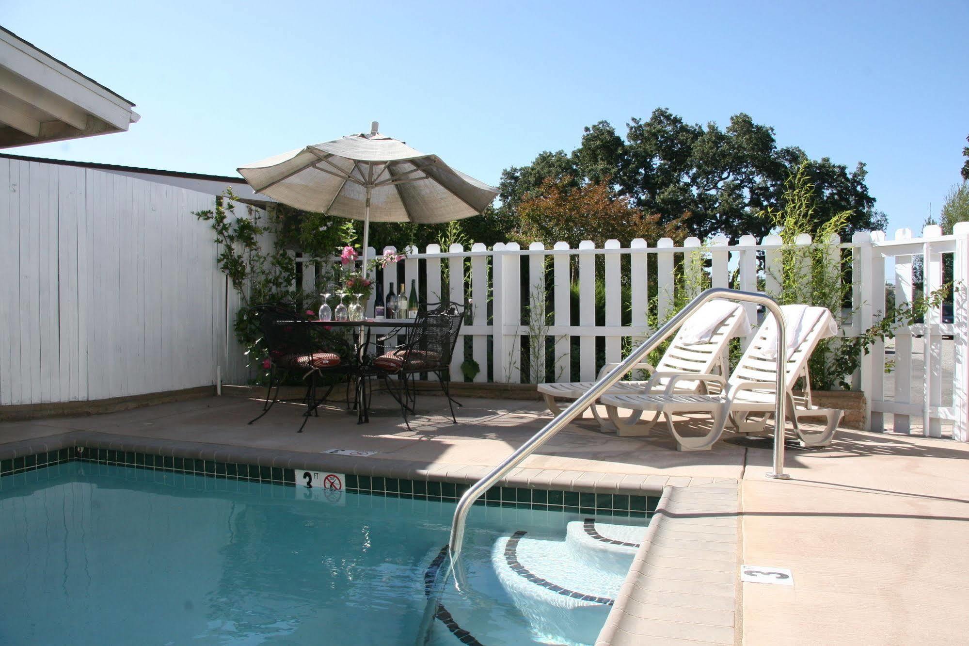 Meadowlark Inn Solvang Exterior photo